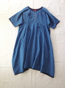 トラペーズドレス半袖青チェック (480x640).jpg